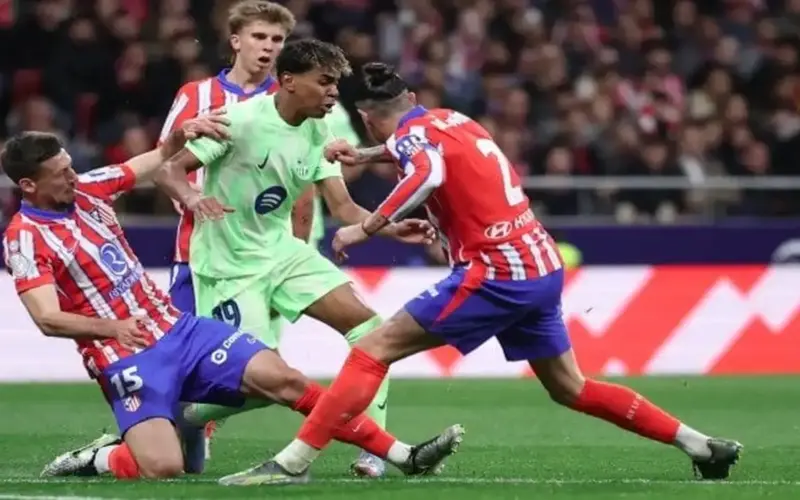 برشلونة يسعى لتدعيم الصدارة في مواجهة قوية أمام أتلتيكو مدريد بالدوري الإسباني